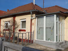 bejárat (kívülről)
